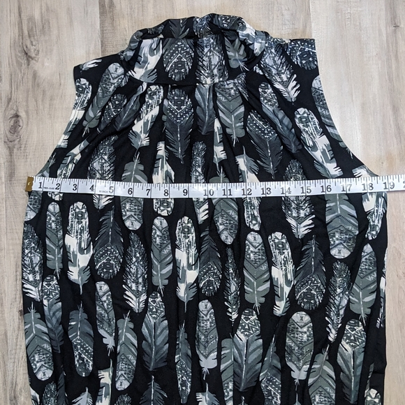 Feather Pattern Mock Neck Tank - Picture 4 of 7